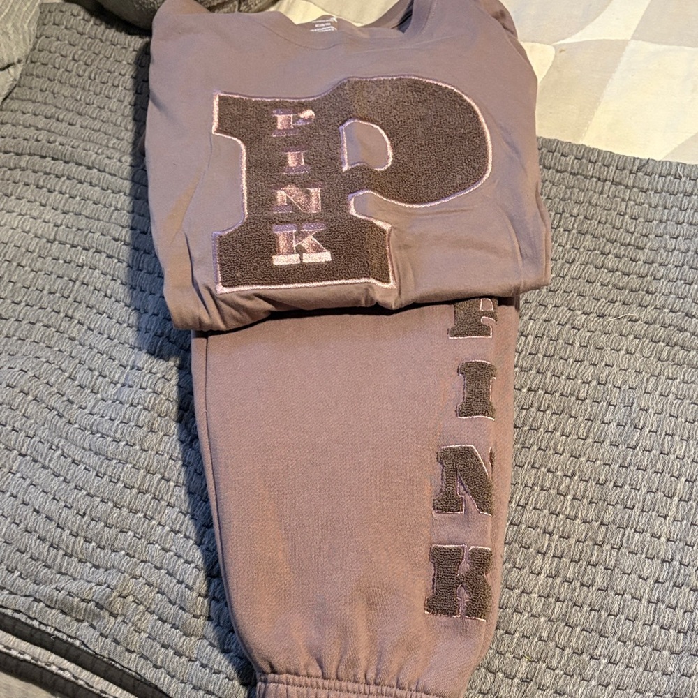 Pink campus joggers 🧸 Top-Medium/bottoms-small Excellent condition 🧸